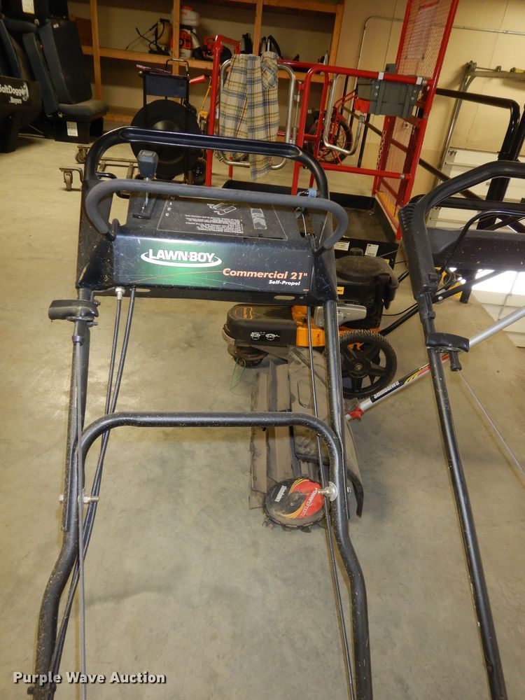 image for item JQ9892 Lawn and garden equipment