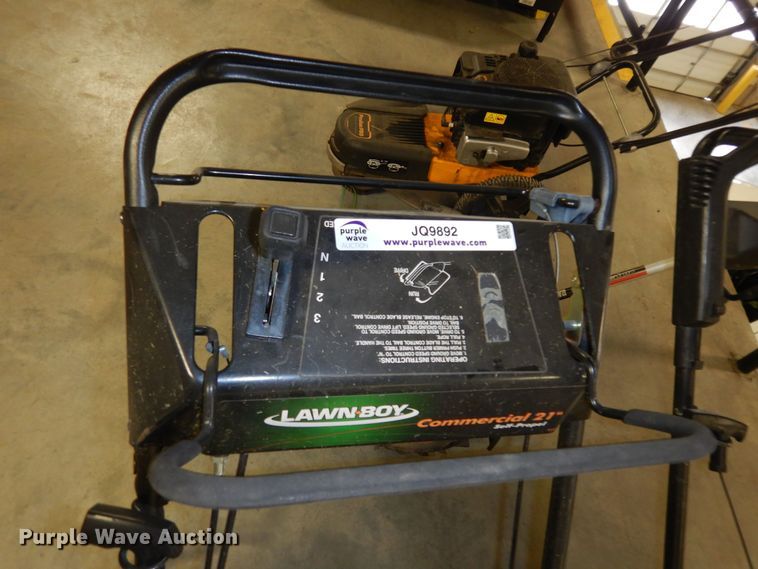 image for item JQ9892 Lawn and garden equipment