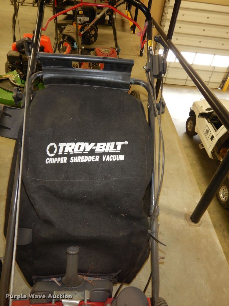 image for item JQ9892 Lawn and garden equipment