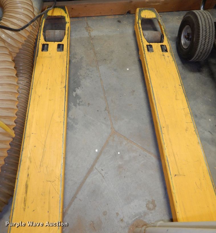 image for item JQ9903 2004 Multiton EMEAC3026X47  pallet jack