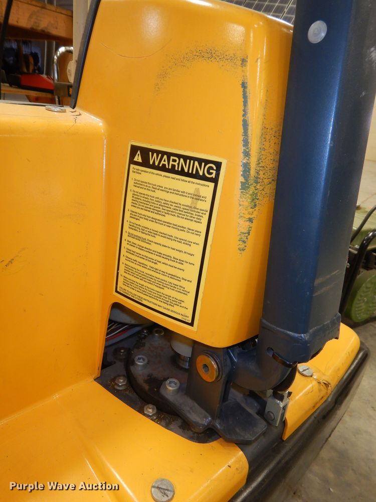 image for item JQ9903 2004 Multiton EMEAC3026X47  pallet jack