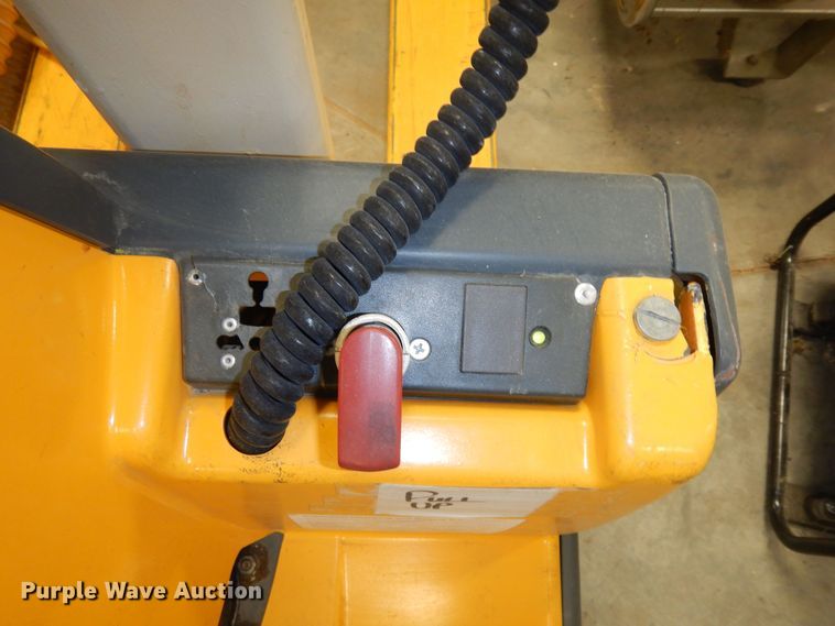 image for item JQ9903 2004 Multiton EMEAC3026X47  pallet jack