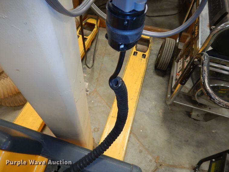 image for item JQ9903 2004 Multiton EMEAC3026X47  pallet jack