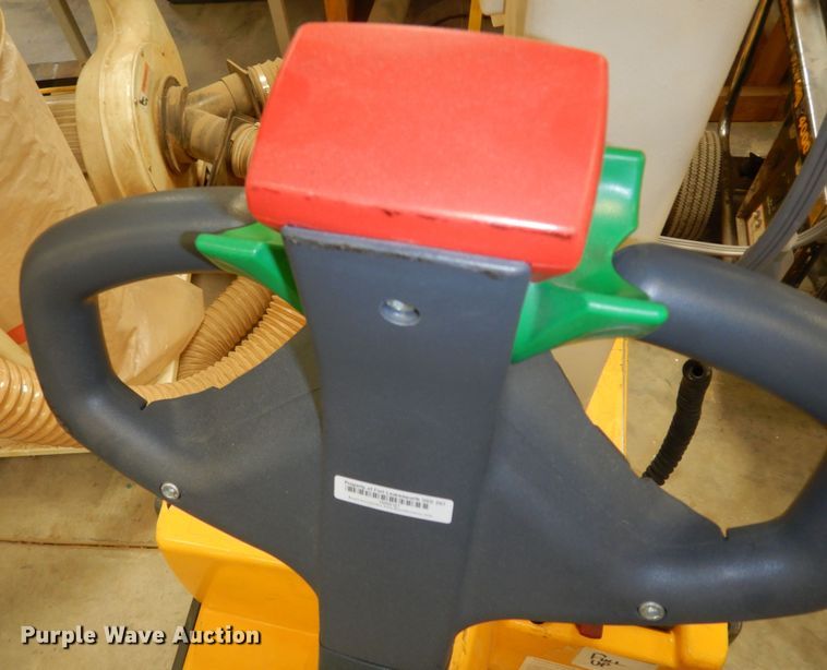 image for item JQ9903 2004 Multiton EMEAC3026X47  pallet jack