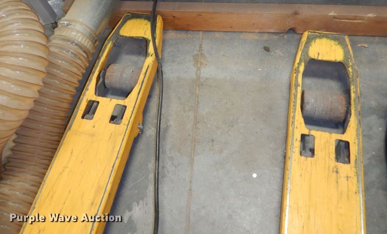 image for item JQ9903 2004 Multiton EMEAC3026X47  pallet jack