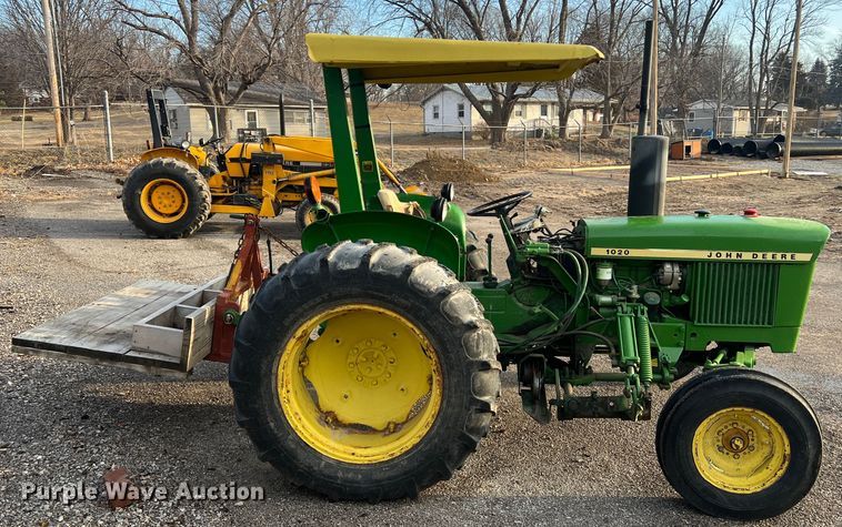 image for item JU9662 1972 John Deere 1020  tractor