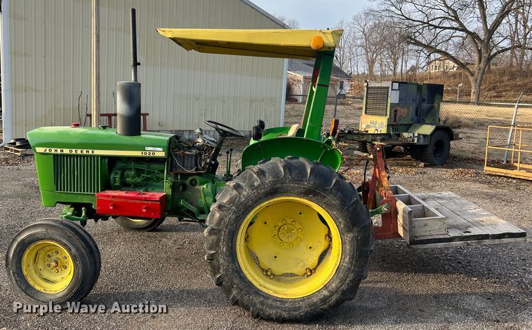 image for item JU9662 1972 John Deere 1020  tractor