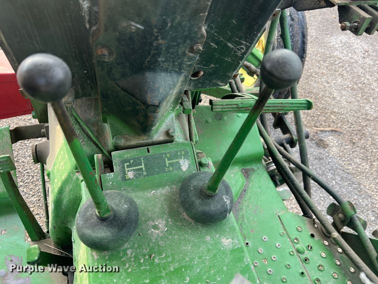 image for item JU9662 1972 John Deere 1020  tractor