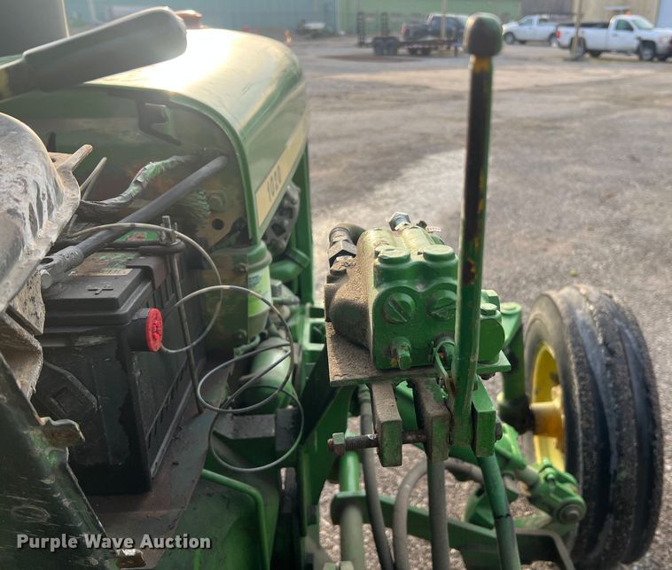image for item JU9662 1972 John Deere 1020  tractor