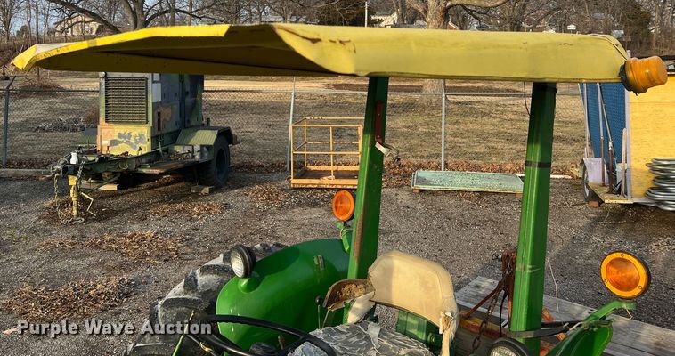 image for item JU9662 1972 John Deere 1020  tractor