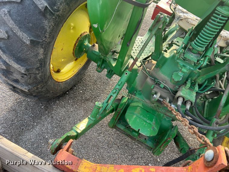 image for item JU9662 1972 John Deere 1020  tractor