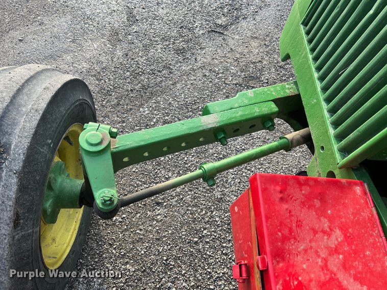 image for item JU9662 1972 John Deere 1020  tractor