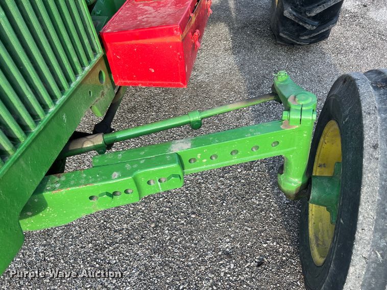 image for item JU9662 1972 John Deere 1020  tractor