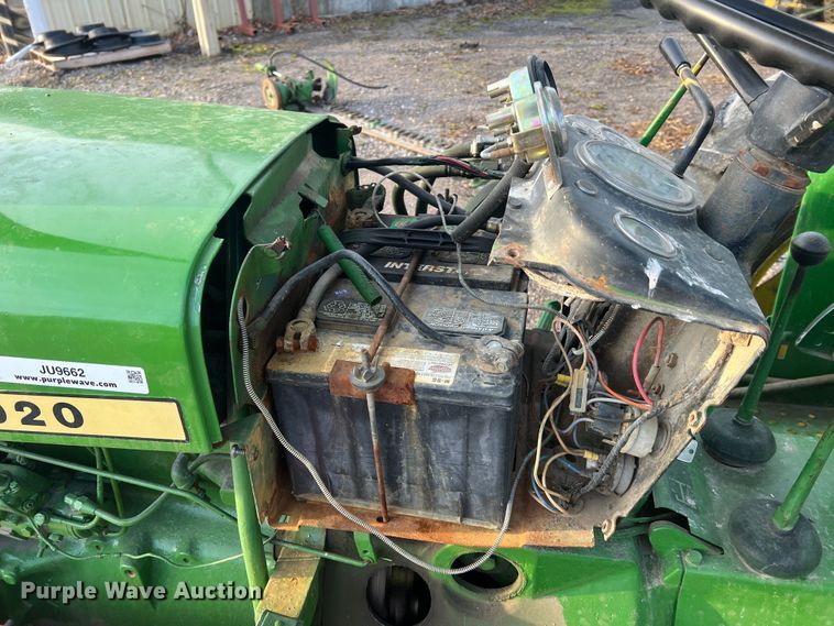 image for item JU9662 1972 John Deere 1020  tractor