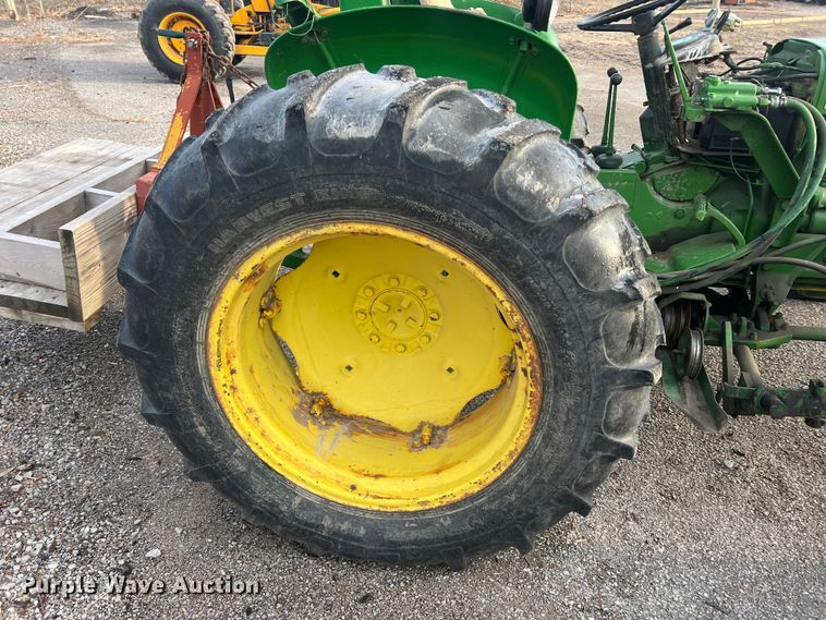 image for item JU9662 1972 John Deere 1020  tractor