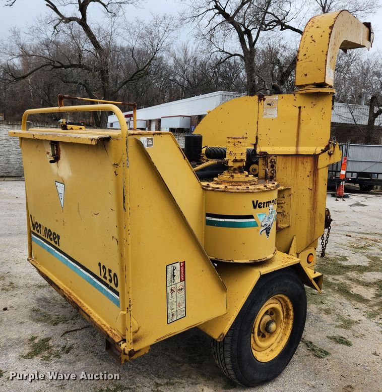 image for item KT9472 1994 Vermeer 1250BC  wood chipper