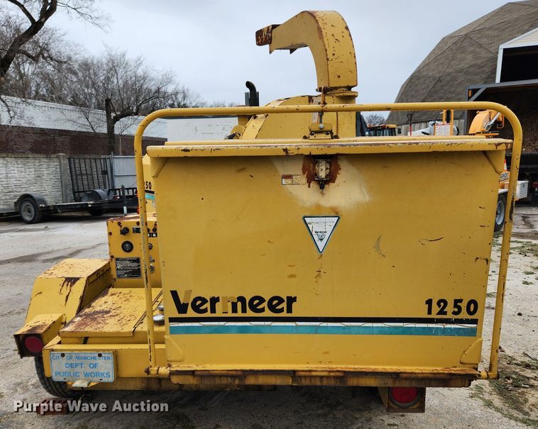 image for item KT9472 1994 Vermeer 1250BC  wood chipper