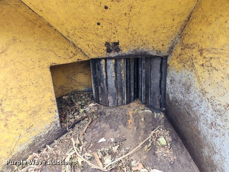 image for item KT9472 1994 Vermeer 1250BC  wood chipper