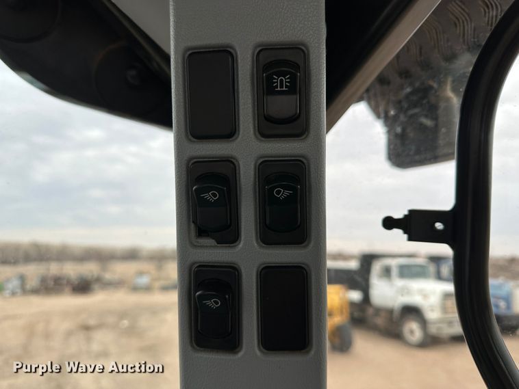 image for item LT9300 2014 New Holland T6.175  MFWD tractor