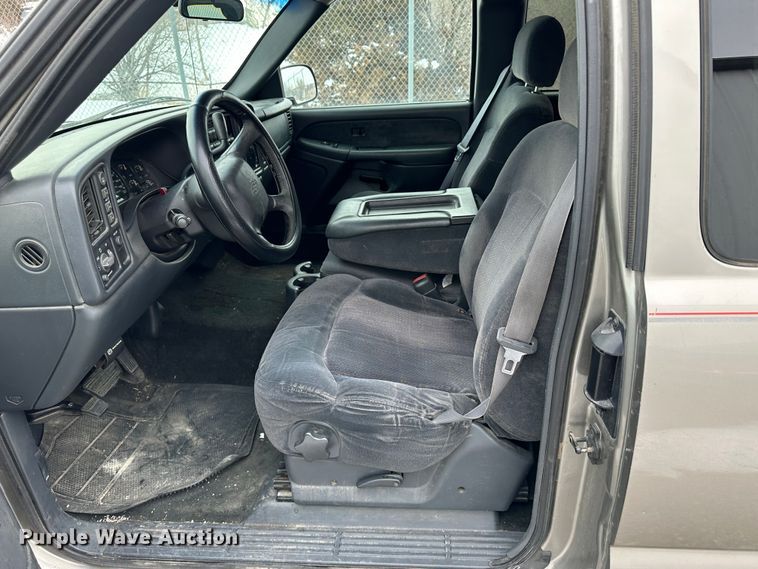 image for item LT9356 2001 Chevrolet Silverado 1500  Ext. Cab pickup truck