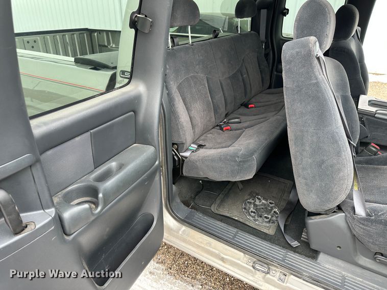 image for item LT9356 2001 Chevrolet Silverado 1500  Ext. Cab pickup truck