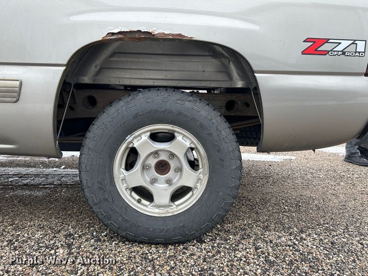 image for item LT9356 2001 Chevrolet Silverado 1500  Ext. Cab pickup truck