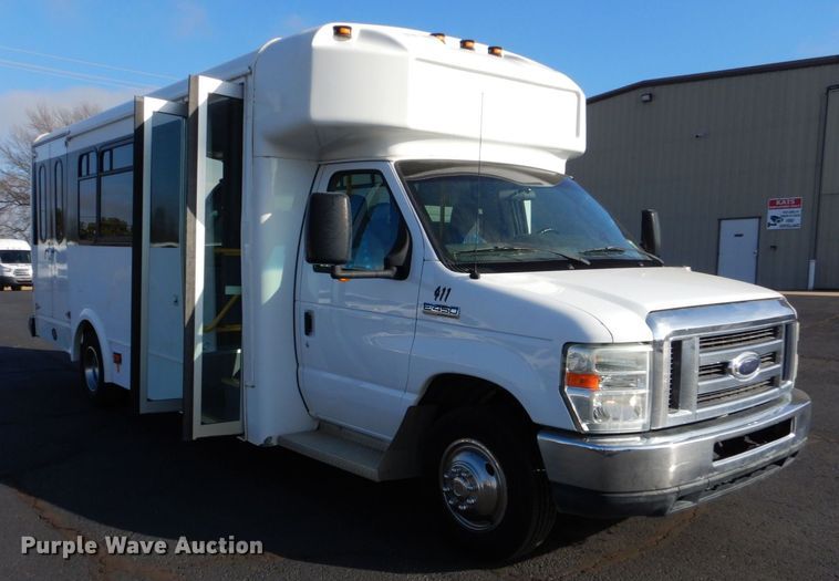 image for item MM9638 2011 Ford E450  shuttle bus