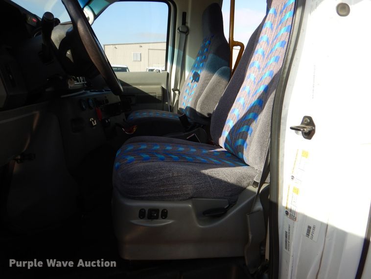 image for item MM9638 2011 Ford E450  shuttle bus