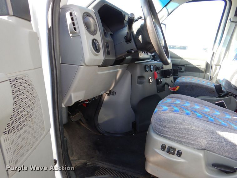 image for item MM9638 2011 Ford E450  shuttle bus