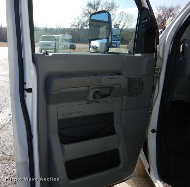image for item MM9638 2011 Ford E450  shuttle bus