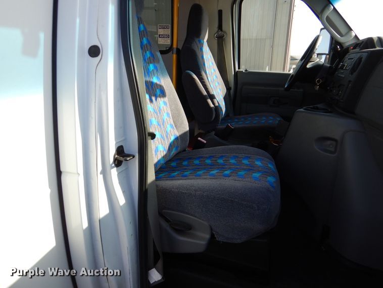 image for item MM9638 2011 Ford E450  shuttle bus