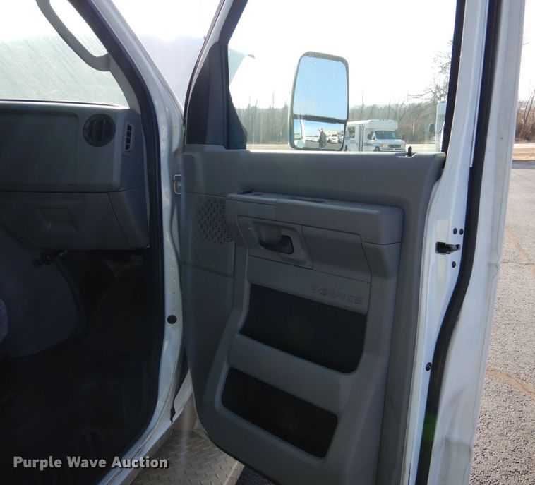 image for item MM9638 2011 Ford E450  shuttle bus