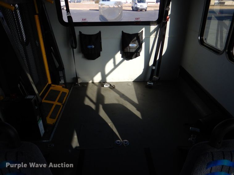 image for item MM9638 2011 Ford E450  shuttle bus