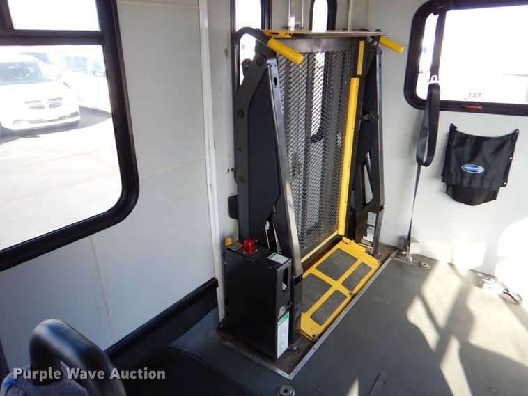 image for item MM9638 2011 Ford E450  shuttle bus