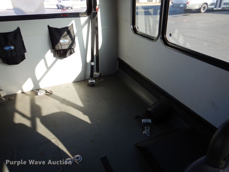 image for item MM9638 2011 Ford E450  shuttle bus