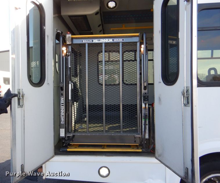 image for item MM9638 2011 Ford E450  shuttle bus