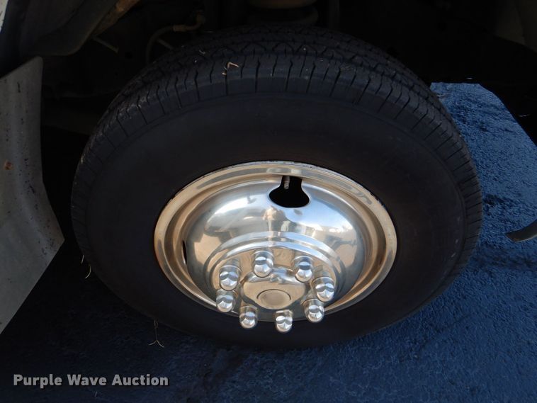 image for item MM9638 2011 Ford E450  shuttle bus