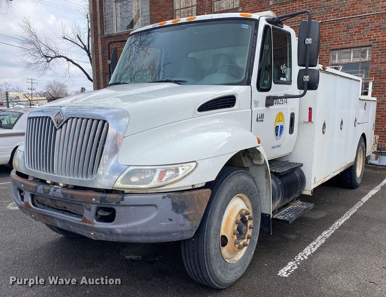 image for item MM9697 2002 International 4400  utility / service truck