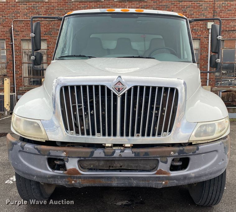 image for item MM9697 2002 International 4400  utility / service truck