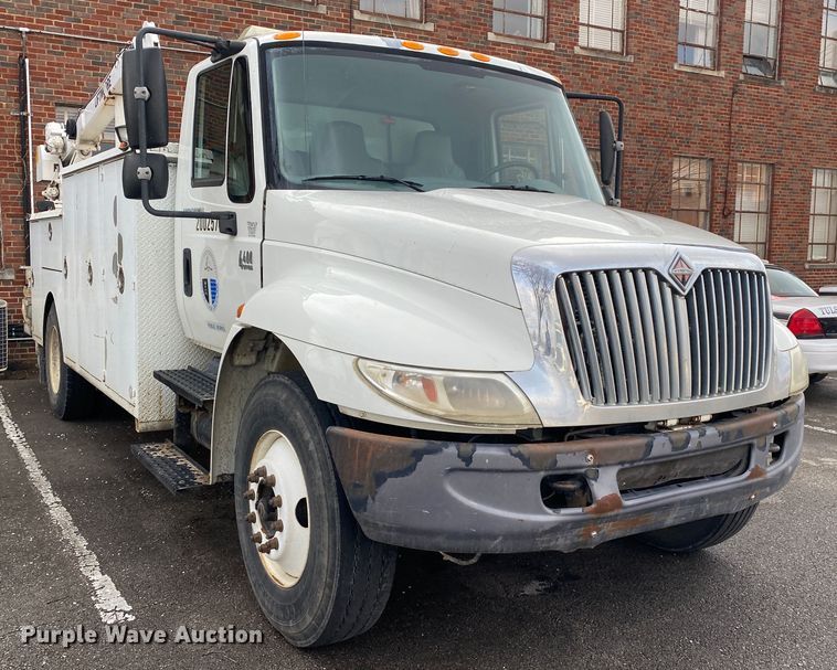 image for item MM9697 2002 International 4400  utility / service truck