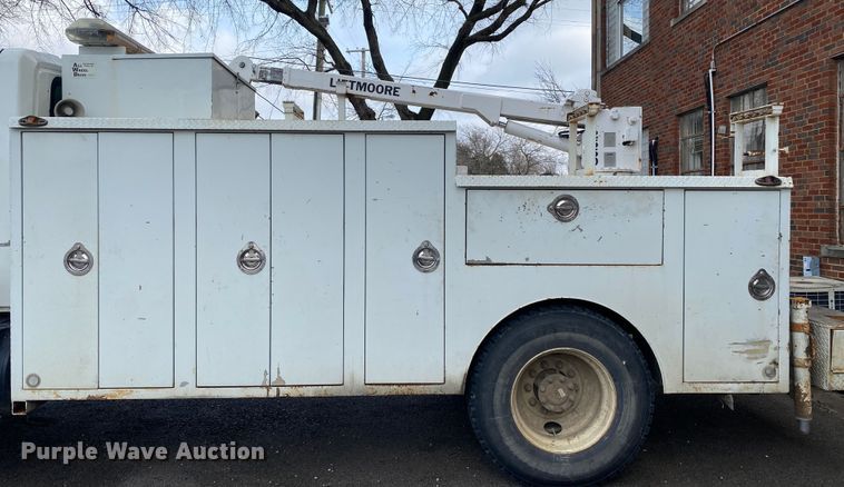 image for item MM9697 2002 International 4400  utility / service truck