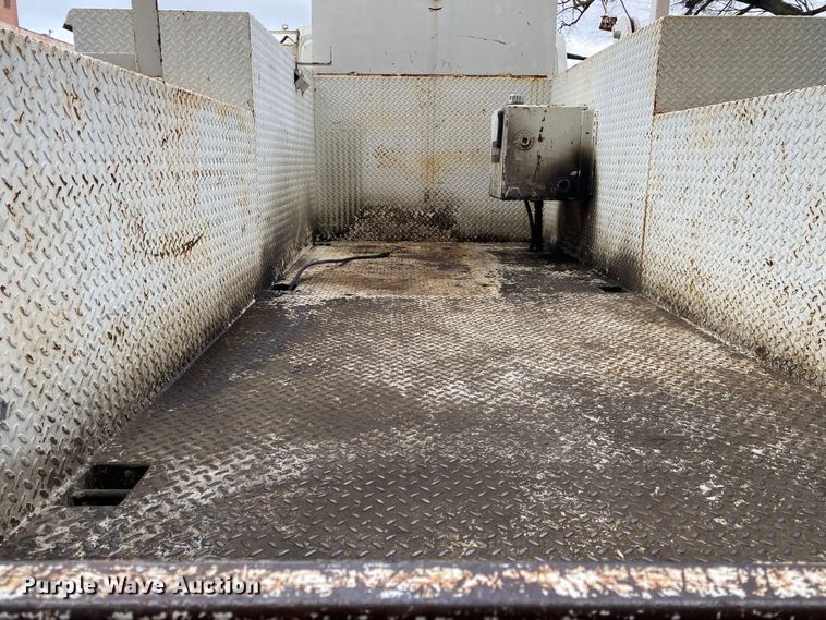 image for item MM9697 2002 International 4400  utility / service truck