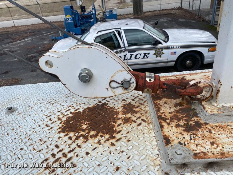 image for item MM9697 2002 International 4400  utility / service truck