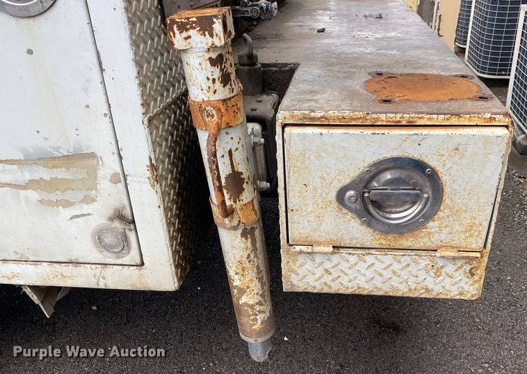 image for item MM9697 2002 International 4400  utility / service truck