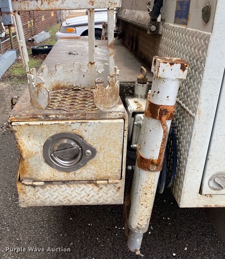 image for item MM9697 2002 International 4400  utility / service truck