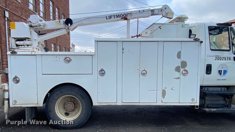 image for item MM9697 2002 International 4400  utility / service truck