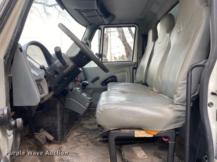 image for item MM9697 2002 International 4400  utility / service truck