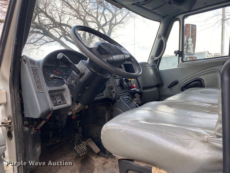 image for item MM9697 2002 International 4400  utility / service truck