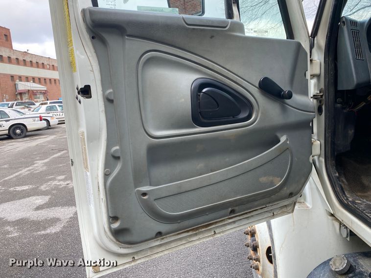 image for item MM9697 2002 International 4400  utility / service truck