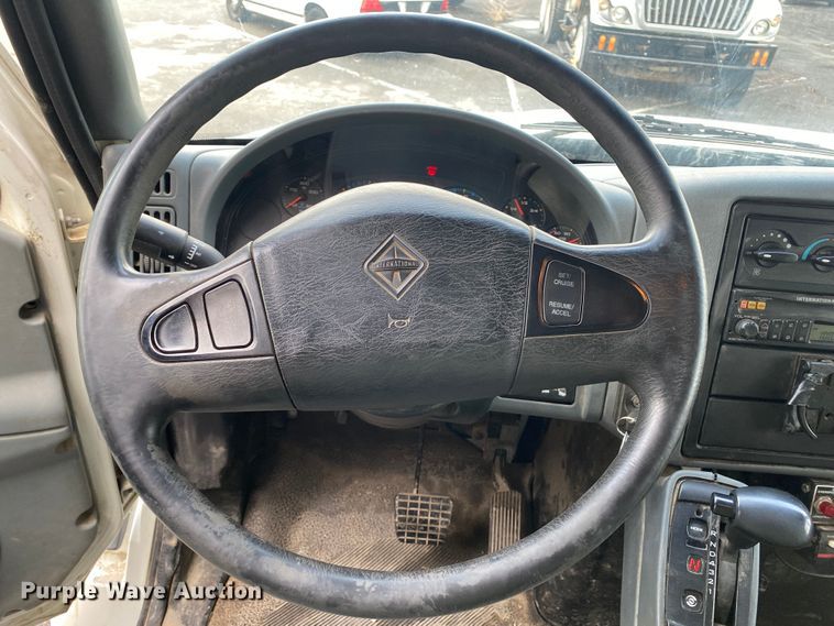 image for item MM9697 2002 International 4400  utility / service truck